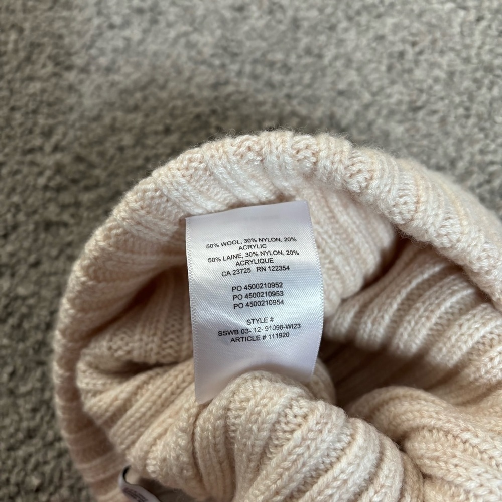 Aritzia TNA Rush Beanie - Picture 5 of 5